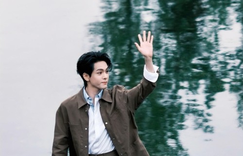 曾舜晞出场状态矜贵舒展，仪态大方自然