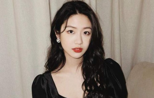 以前是资源咖普女，如今夸她“大花幼年体”？