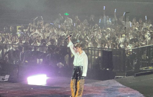 这次李宇春演唱会舞台设计是如何将歌曲、绘画和电影故事三者结合的？|Hey你没错|张子枫|画作|玫瑰