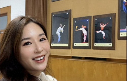 吴佳尼回母校看恩师，原来她也是北舞的，68岁老师是傅艺伟的前夫 