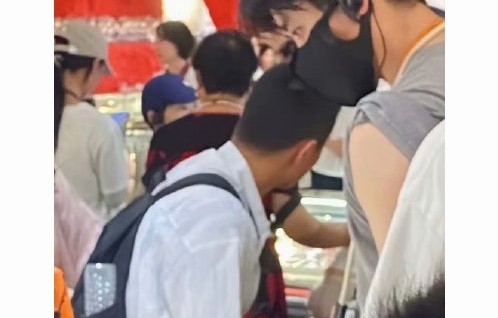 丞磊兵马俑被偶遇，戴口罩也遮不住神颜