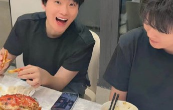 酷酷的滕之前在直播中是如何推荐双高胎等人加盟桃花坞的？