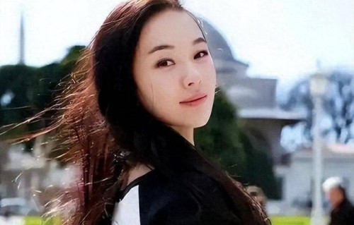 45岁霍思燕年少成名，爱犬为全家争光添彩