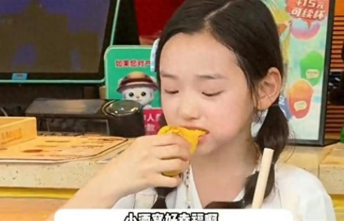 高云翔与父母为小酒窝庆生，祖孙3代齐聚小饭馆