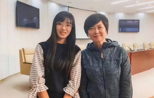 71岁敬一丹死讯疯传,真实近况曝光,网友破防:这才是真底气