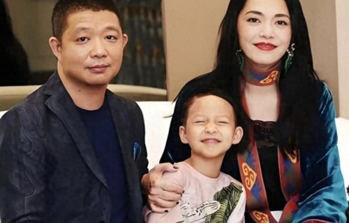 离婚一月 姚晨曹郁和友人聚餐 曹郁春风满面 姚晨表情严肃 全程无交流