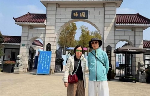 汪明荃带罗家英沪苏两地祭祖，逛城隍庙，游江南水乡完全放飞自我