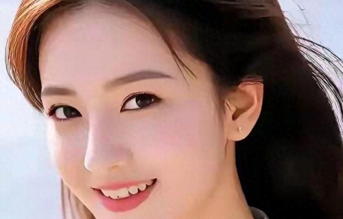 女人默许异性越界，绝不会主动投怀送抱，而是悄悄做这三件事