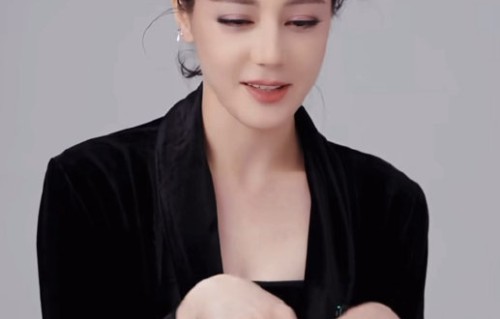迪丽热巴34岁生日只要西瓜蛋糕，背后竟是她的人生新态度？
