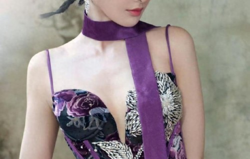 被彭小苒紫裙美晕！东方华服演绎紫气东来，暗香浮动太绝了