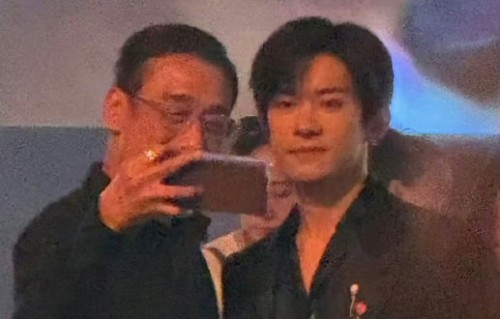 梁家辉对易烊千玺说了什么悄悄话？