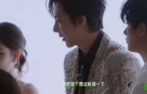张凌赫刘宇宁帮金靖整理衣服默契十足