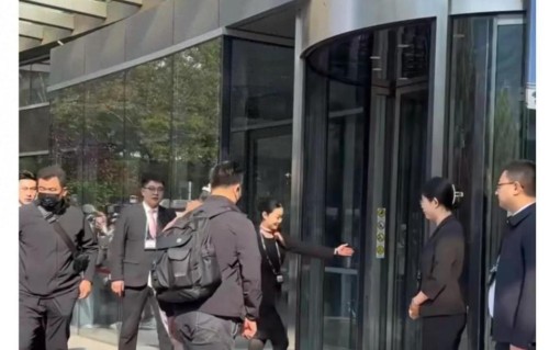 继昨天鞋带事件后，网友观看肖战青岛落地视频再次闹乌龙