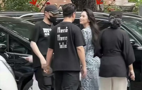 顺义校门口偶遇汪峰森林北！十岁女儿转学北京，疑就读国际学校