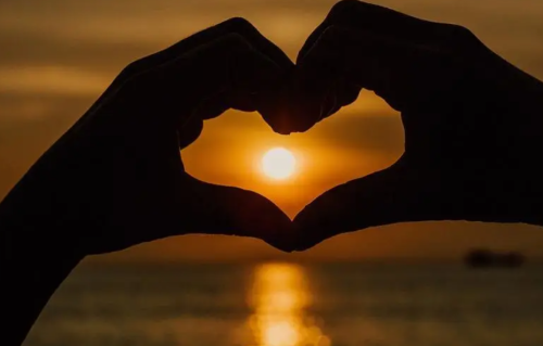 别劝抑郁者想开点：他们不物质，只缺一份懂与信