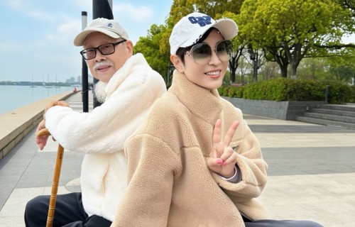 陈法蓉陪89岁父游苏州,父女俩穿亲子装 脸型一模一样,陈爸精神很好