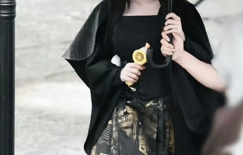 鞠婧祎这套黑长直造型出自哪部剧的拍摄现场？