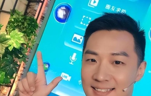 他是央视名嘴，北大外交系出身，隐婚女演员，妻子是我们熟悉的她