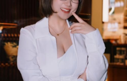 香港失婚女星希望新恋情，白衬衫真空上阵，丰满上围双手遮不住