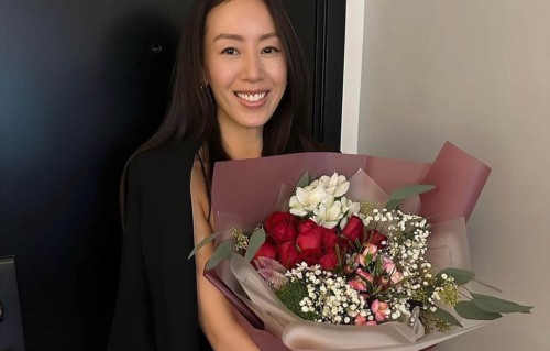 香港知名女星雪地秀丰满身材，再婚嫁小8岁帅哥，生俩娃婚姻幸福