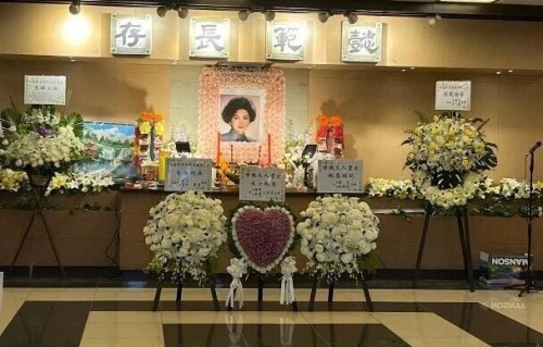 香港老戏骨今日出殡，17岁爆红两度离婚，灵堂摆出21张旧照回顾一生
