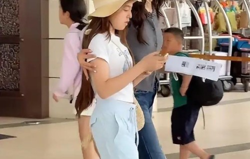 刘畊宏女儿现身三亚！小泡芙染黄发穿露脐装，走路全程低头玩手机