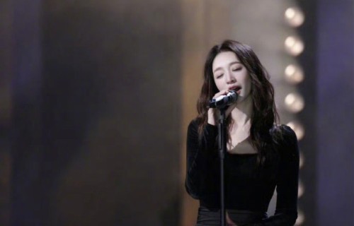 李小冉冷白皮惊艳乘风舞台，黑裙雪肤反差感十足|冷白皮肌|乘风2026|李小冉黑裙|李小冉生图|舞台生图