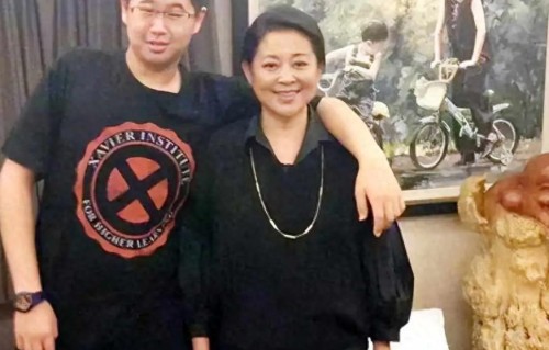 66岁倪萍落泪：身家过亿难买儿媳，儿子拒婚背后隐情太扎心 