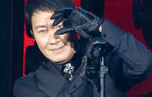 59岁黎明演唱会生图翻车，头秃腹凸脸肿，昔日男神被群嘲像酒保 