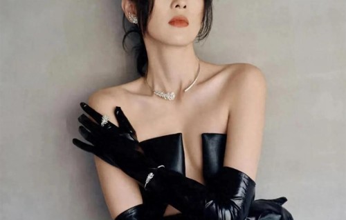 童瑶挑战性感抹胸款皮衣连体裙，又美又飒很是个性抢眼