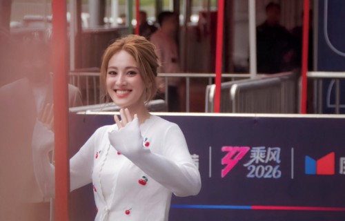 陈凯琳浪姐压轴出场，盘发白衫惊艳亮相