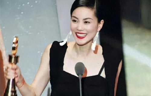 把两位前婆婆当成亲妈，帮助情敌女儿出道，王菲的格局有多大？