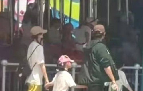 罗晋唐嫣带女儿新加坡旅游被偶遇，一家三口很幸福，感情很稳定