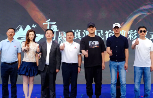 李亚鹏一家云南团聚，妈妈俩女儿还有侄女都在，李嫣蒙脸依旧惹眼