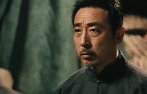 42岁孙俪放弃美颜特效,素颜出镜后观众在评论区的反应,暴露了娱乐圈最残酷却又温暖的另一面