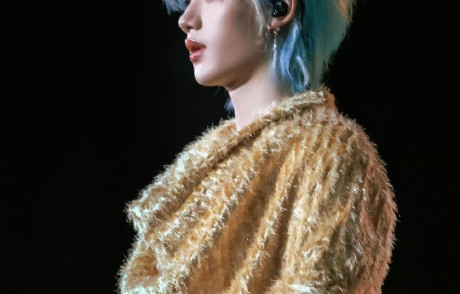 丁程鑫避嫌争议中，粉丝为何强调舞台安全问题？