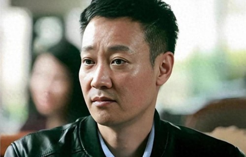 恩爱32年不敌命运，朱媛媛离世一年后，悲痛隐退的辛柏青如今怎样
