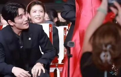 百花奖导播五次切镜头，李云霄看陈丽君的眼神藏不住