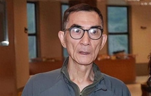 香港知名演员罕见露面，身材消瘦变纸片人，遭网友质疑患病