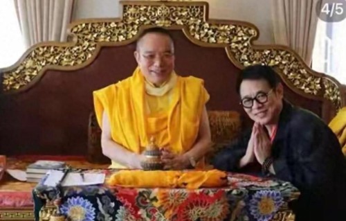 李连杰携家人拜见仁波切，64岁利智罕露面，全家向大师鞠躬很虔诚