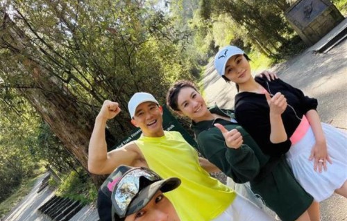 吴尊、刘畊宏五一约打球，吴尊女儿出镜好大只，与老婆亲吻好幸福