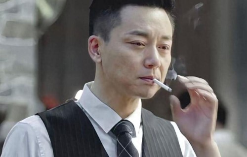 因太帅被封杀，太穷被老婆离婚，如今55岁重新翻红成叔圈顶流
