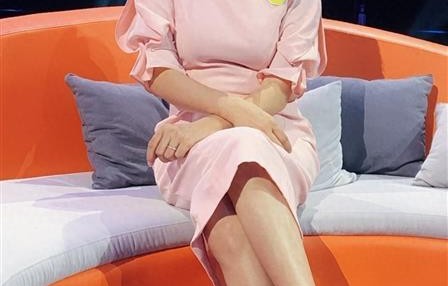 徐春妮优雅中透出致命性感，网友：这才是熟女天花板！