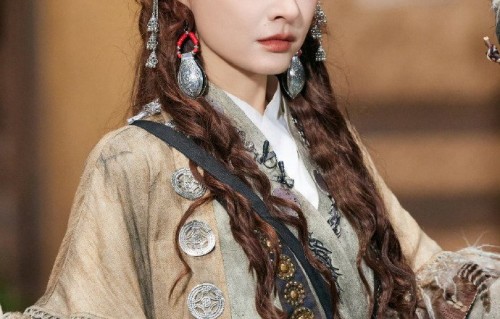 吴昕夸张造型获赞，巫女昕氛围感拉满