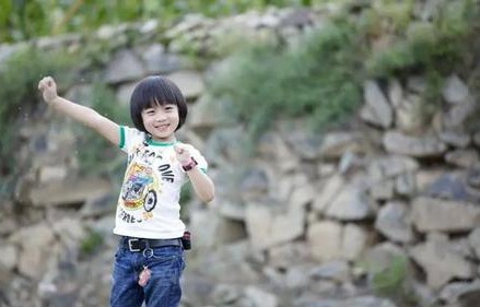 17 岁 Kimi 清晰正脸曝光，身高近 180 撞脸陈若仪，一笑神复刻 52 岁林志颖少年感