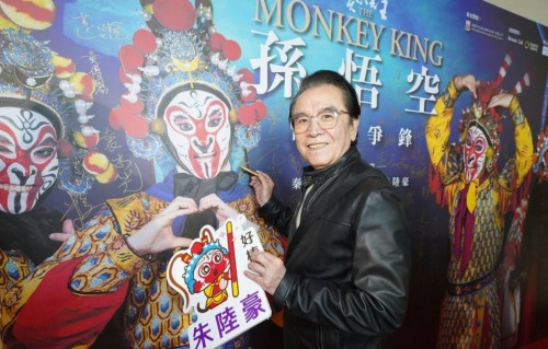 香港79岁武侠巨星街头被偶遇，满头银发腰板笔直，主动答应合照