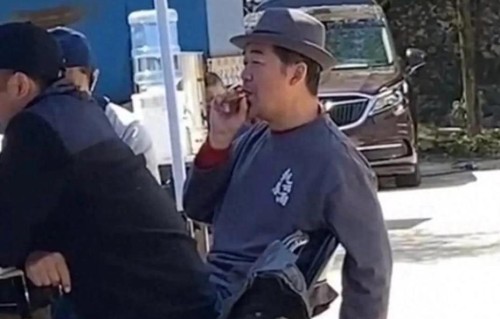 张国立费心捧儿子，张默选择不婚独居，溺爱终究误了孩子