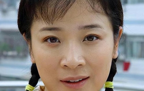 她是国家一级女演员，多次给丈夫戴绿帽，重病丈夫坐轮椅也不离婚
