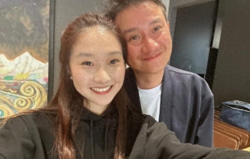 文章和女儿假期小聚，面色微醺好开心，17岁爱马像爸又像妈真漂亮 