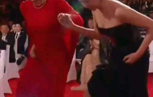 高叶新写真释出！盛典加冕被章子怡稳稳托住|中国电影盛典|荣誉|肩颈|伸出手|中国电影